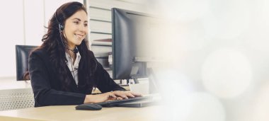 Ofiste çalışan, kulaklık takan iş adamları daha geniş görüşlü.