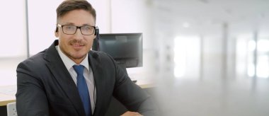 Ofiste çalışan, kulaklık takan iş adamları daha geniş görüşlü.