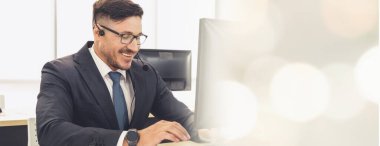 Ofiste çalışan, kulaklık takan iş adamları daha geniş görüşlü.