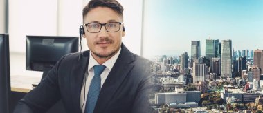 Ofiste çalışan, kulaklık takan iş adamları daha geniş görüşlü.