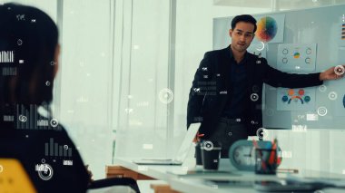 Şirket personeli toplantısındaki iş adamları imrendirici grafikle