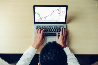 Dahiyane bilgisayar yazılımının borsa veri tablosu analizi