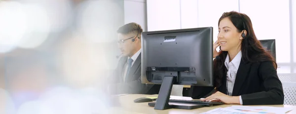 Gente de negocios con auriculares trabajando en la oficina ampliar vista —  Fotos de Stock