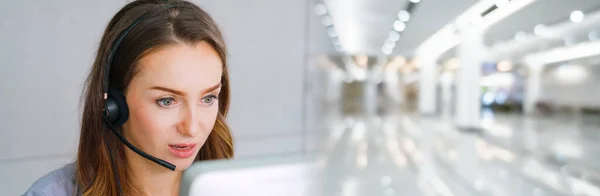 Zakenmensen die een headset dragen en aan het werk zijn in wijder zicht — Stockfoto