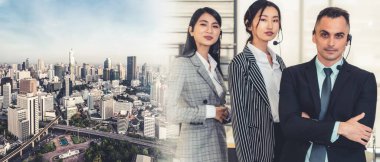 Ofiste çalışan, kulaklık takan iş adamları daha geniş görüşlü.