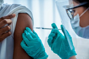 Genç adam, aşı için yetenekli doktoru hastanede ziyaret ediyor.