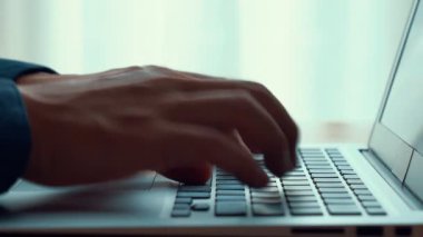 İşadamı ofis masasındaki bilgisayarda çalışıyor. Yakın çekim.