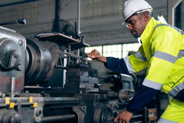 Fabrika işçisi veya mühendisi usta imalat atölyesinde makine işi yapıyor