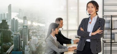 Ofiste çalışan, kulaklık takan iş adamları daha geniş görüşlü.