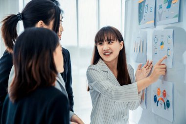 İş adamları daire içinde otururken iş projesini ustaca tartışıyor
