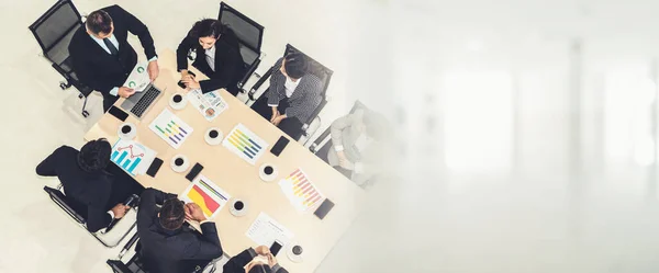 Zakenmensen groep vergadering schot van bovenaf bekijken verbreden uitzicht — Stockfoto