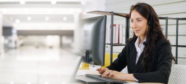 Ofiste çalışan, kulaklık takan iş adamları daha geniş görüşlü.