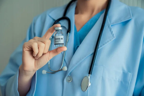 Skillful doctor prepare vaccine proficiently before injection — Stock Photo, Image