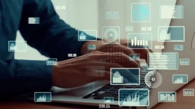 İş adamı iş veri analizini analiz etmek için yetenekli dizüstü bilgisayar kullanır