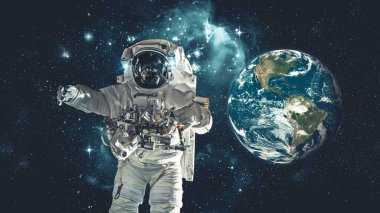 Astronot uzay yürüyüşü yaparken uzay uçuşları görevinde çalışıyor.