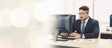 Ofiste çalışan, kulaklık takan iş adamları daha geniş görüşlü.