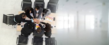 Mutlu iş adamları takım çalışmasını kutluyor. Başarı bakış açısını genişletiyor.