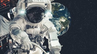 Astronot uzay yürüyüşü yaparken uzay uçuşları görevinde çalışıyor.