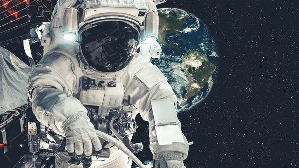Astronaut rymdman gör rymdpromenad medan du arbetar för rymdfärder uppdrag — Stockfoto