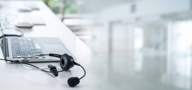 Çağrı merkezindeki kulaklık ve müşteri destek ekipmanları aktif hizmete hazır.