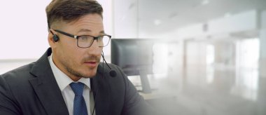 Ofiste çalışan, kulaklık takan iş adamları daha geniş görüşlü.