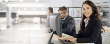 Ofiste çalışan, kulaklık takan iş adamları daha geniş görüşlü.