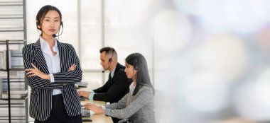 Ofiste çalışan, kulaklık takan iş adamları daha geniş görüşlü.