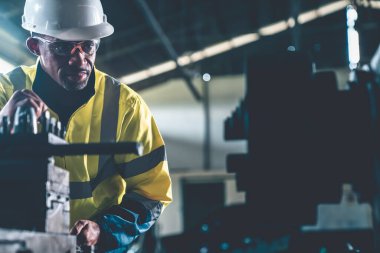 Fabrika işçisi veya mühendisi usta imalat atölyesinde makine işi yapıyor