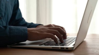 İşadamı ofis masasındaki bilgisayarda çalışıyor. Yakın çekim.