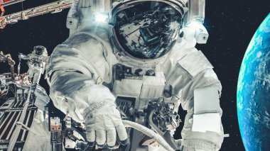 Astronot uzay yürüyüşü yaparken uzay uçuşları görevinde çalışıyor.