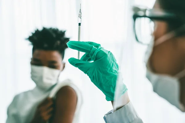 Unge man besöker skicklig läkare på sjukhuset för vaccination — Stockfoto