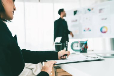 İş kadını toplantı yapıyor. Ofis odasında kağıt yazıyor. .