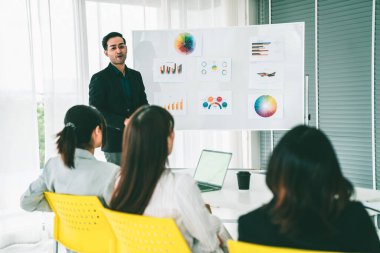 İş adamları daire içinde otururken iş projesini ustaca tartışıyor