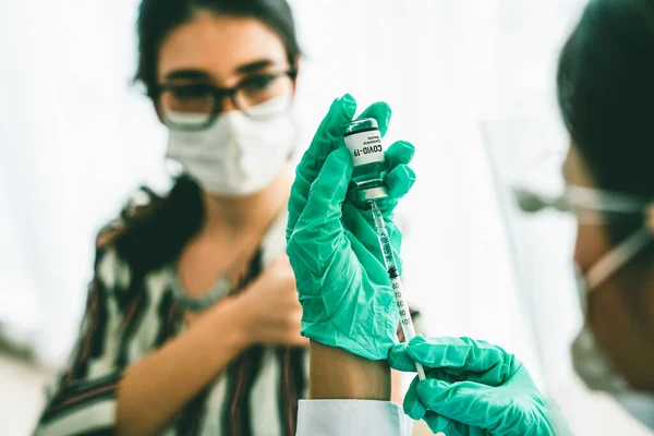 Ung kvinna besöker skicklig läkare på sjukhuset för vaccination — Stockfoto