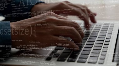 Bilgisayar programcısı programlama kodu geliştirmek için yetenekli dizüstü bilgisayar kullanır