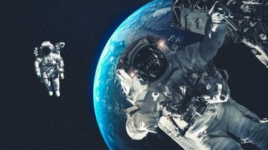 Astronot uzay yürüyüşü yaparken uzay uçuşları görevinde çalışıyor.