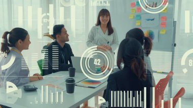 Şirket personeli toplantısındaki iş adamları imrendirici grafikle