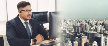 Ofiste çalışan, kulaklık takan iş adamları daha geniş görüşlü.