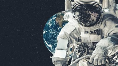 Astronot uzay yürüyüşü yaparken uzay uçuşları görevinde çalışıyor.