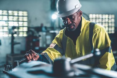 Fabrika işçisi veya mühendisi usta imalat atölyesinde makine işi yapıyor