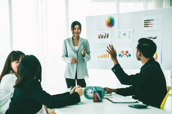 Empresários discutem proficientemente o projeto de trabalho enquanto estão sentados em círculo — Fotografia de Stock