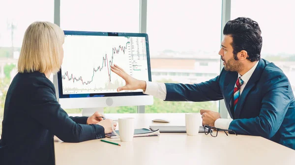 Análise de gráficos de dados do mercado de ações por software de computador engenhoso — Fotografia de Stock