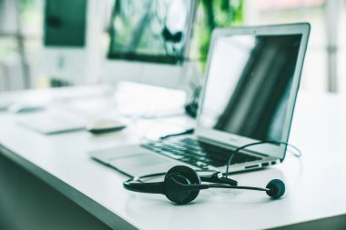 Çağrı merkezindeki kulaklık ve müşteri destek ekipmanları aktif hizmete hazır.