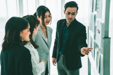 İş adamları daire içinde otururken iş projesini ustaca tartışıyor