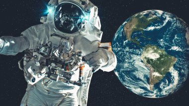 Astronot uzay yürüyüşü yaparken uzay uçuşları görevinde çalışıyor.