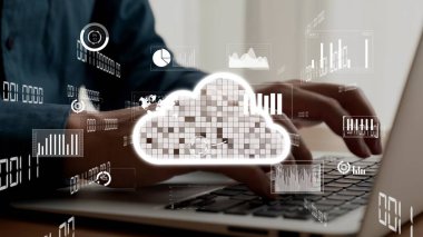 İş adamı bulut hesaplama ağına bağlanmak için yetenekli dizüstü bilgisayar kullanır