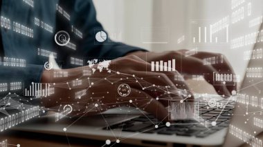 İşadamı iş veri analizini analiz etmek için yetenekli dizüstü bilgisayar kullanıyor