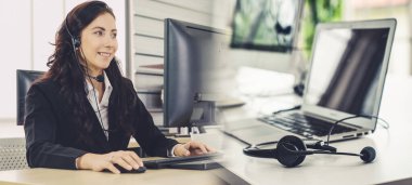 Ofiste çalışan, kulaklık takan iş adamları daha geniş görüşlü.