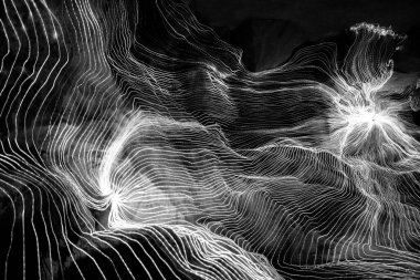 Ağ noktaları ve koyu arkaplanı birbirine bağlayan dijital dokuma çizgilerinin soyut dalgası