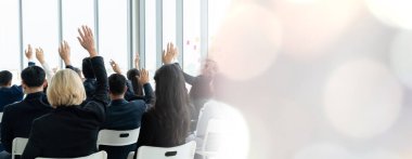 Seminer konferansında toplanan bir grup iş adamı daha geniş görüşlü